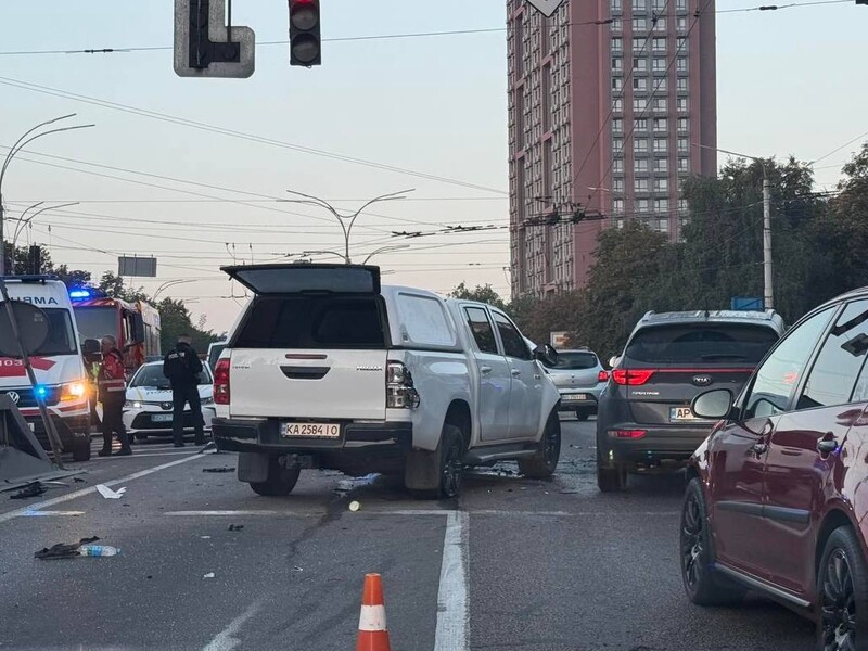 У Києві військовий автомобіль виїхав на зустрічку. Загинуло двоє, зокрема поліцейський. Відео
