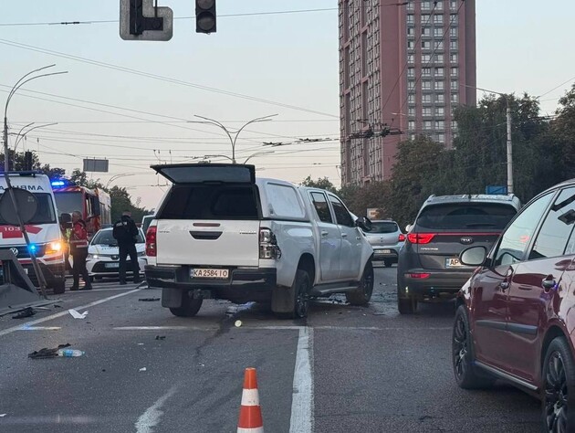 У Києві військовий автомобіль виїхав на зустрічку. Загинуло двоє, зокрема поліцейський. Відео