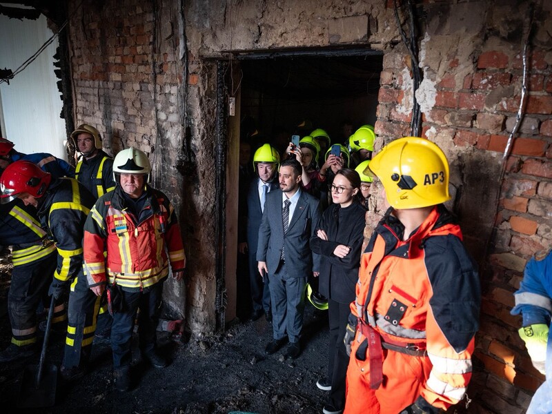 "Росія відверто глузує". Іноземним дипломатам показали наслідки удару РФ по Кабміну. Фото