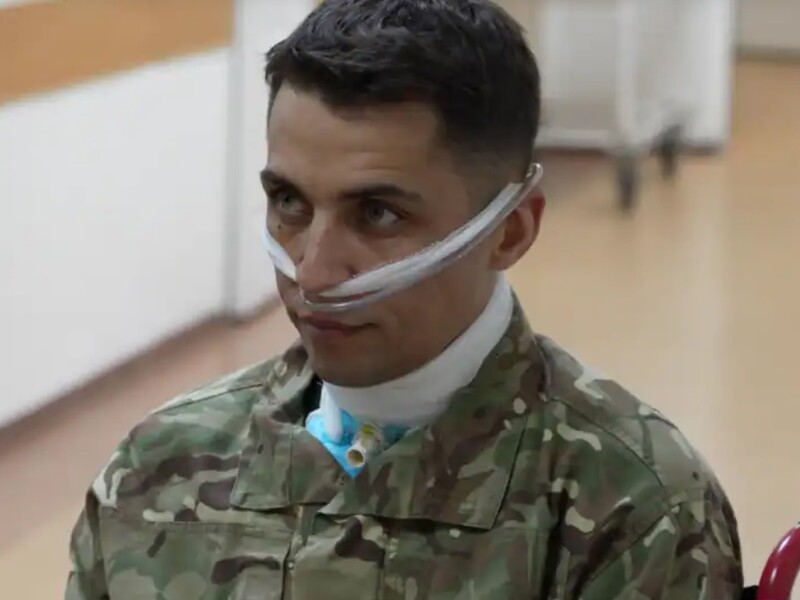 "Ніби жертва маньяка". Боєць, що з перерізаним горлом дійшов до своїх, був за "пів сантиметра" від смерті