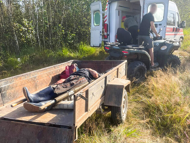 Пенсіонерка майже добу провела в болоті, доки її не врятували