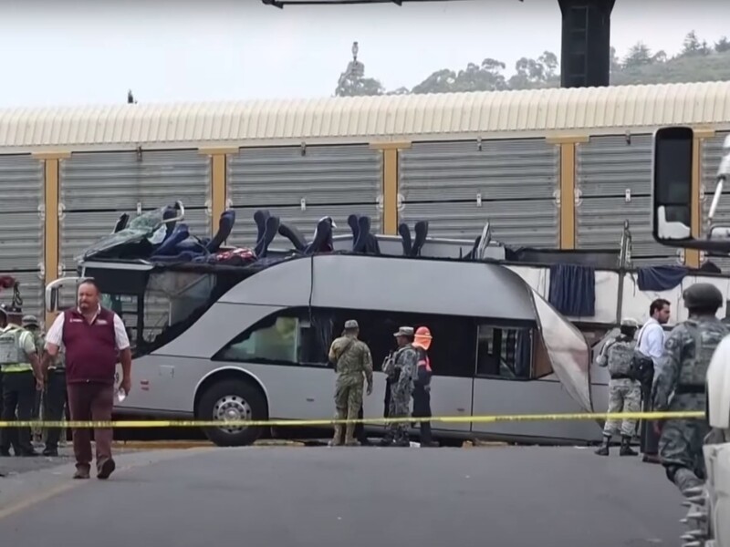 В Мексике поезд столкнулся с двухэтажным автобусом. Есть погибшие, десятки пострадавших. Видео