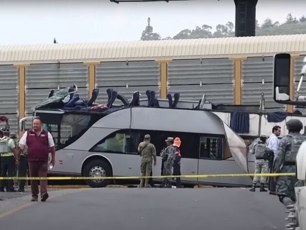 В Мексике поезд столкнулся с двухэтажным автобусом. Есть погибшие, десятки пострадавших. Видео