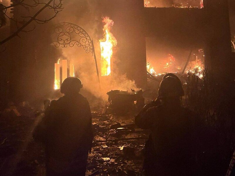 Після нічного обстрілу Запоріжжя в місті багато пожеж. Фото, відео