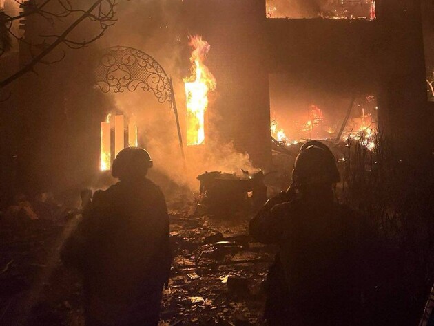 После ночного обстрела Запорожья в городе много пожаров. Фото, видео