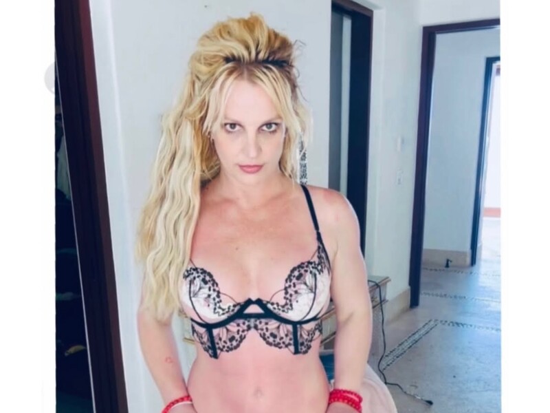 Спирс без макияжа станцевала в ванной. Певица сообщила, что у нее было неудачное свидание