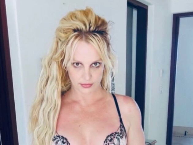 Спирс без макияжа станцевала в ванной. Певица сообщила, что у нее было неудачное свидание