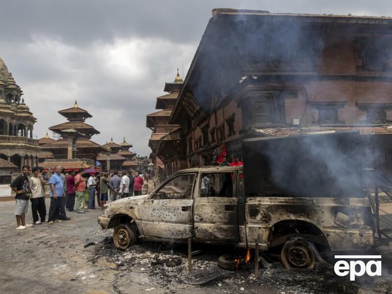Дым над Катманду, десятки погибших. Что происходит в Непале, где поколение Z протестует против запрета соцсетей 