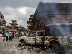 Дым над Катманду, десятки погибших. Что происходит в Непале, где поколение Z протестует против запрета соцсетей 