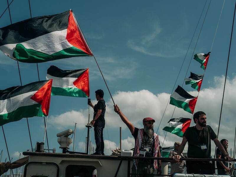 По судну, везущему Тунберг в Газу, возможно, ударил дрон. Все живы