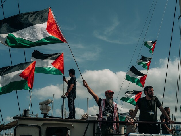 По судну, яке везло Тунберг до Гази, імовірно, ударив дрон. Усі живі