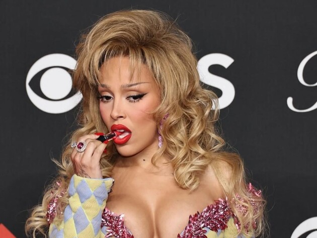 Відома співачка проковтнула це в публічному місці. Її звинувачували в епатажі, доки не дізналися правди