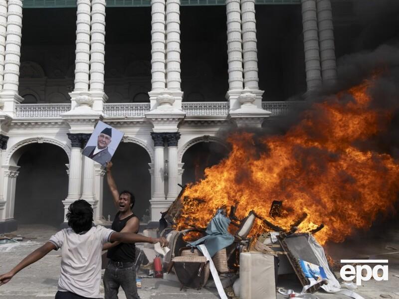 Протесты в Непале. Митингующие избили министра финансов, премьер-министр и президент подали в отставку