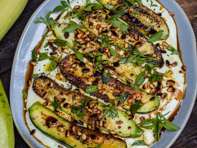 Кабачки із хрумкою скоринкою на ароматному кремі з базиліку й фети