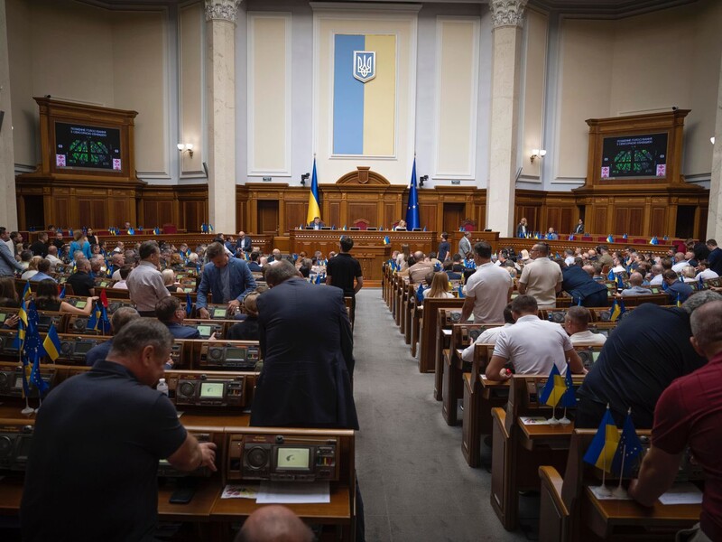 "Люди з картонками, це ваша перемога". Коли в ефір повернуться трансляції Верховної Ради?