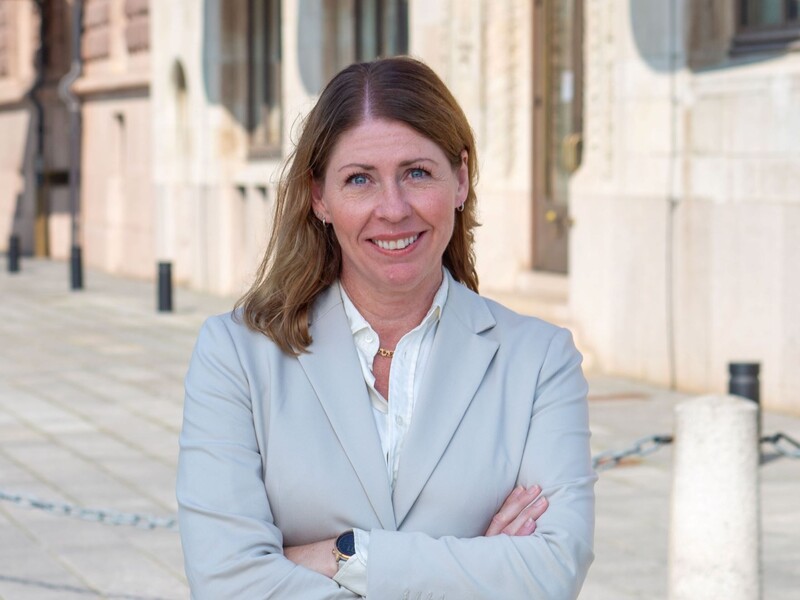 Упала вместе с трибуной. В Швеции министр здравоохранения потеряла сознание в прямом эфире. Видео