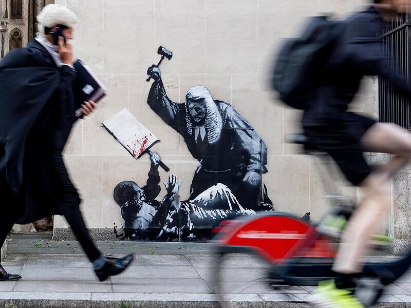 Скандальный мурал Бэнкси демонтировали. Что с ним не так и почему полиция занялась анонимным художником 