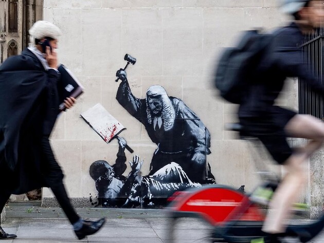 Скандальный мурал Бэнкси демонтировали. Что с ним не так и почему полиция занялась анонимным художником 