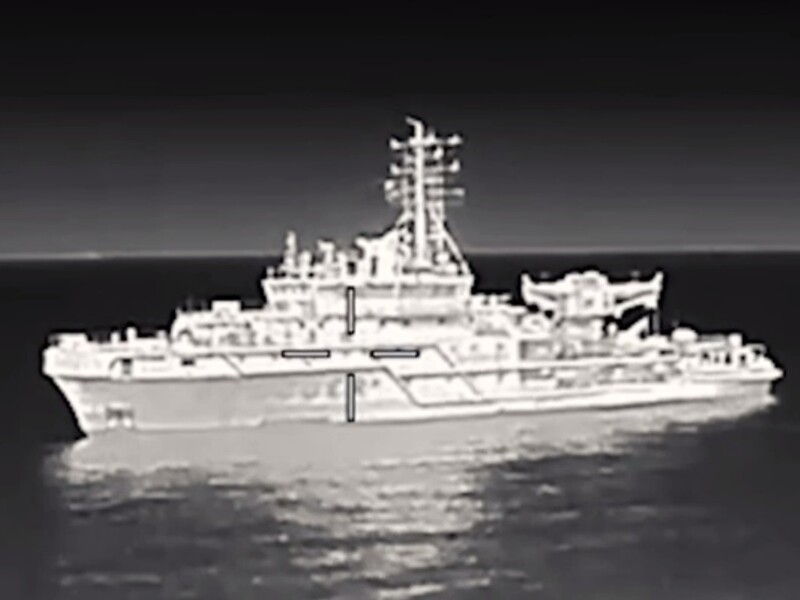 Украина поразила дорогостоящий и редкий корабль РФ. В ГУР показали, как дрон настиг его возле Новороссийска. Видео