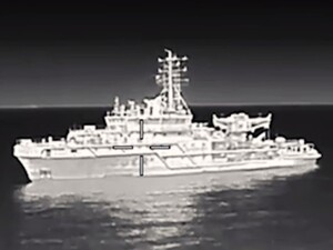 Украина поразила дорогостоящий и редкий корабль РФ. В ГУР показали, как дрон настиг его возле Новороссийска. Видео