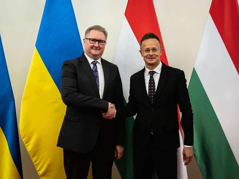 Киев заявил об успехе по теме нацменьшинств Закарпатья. Сийярто опроверг 