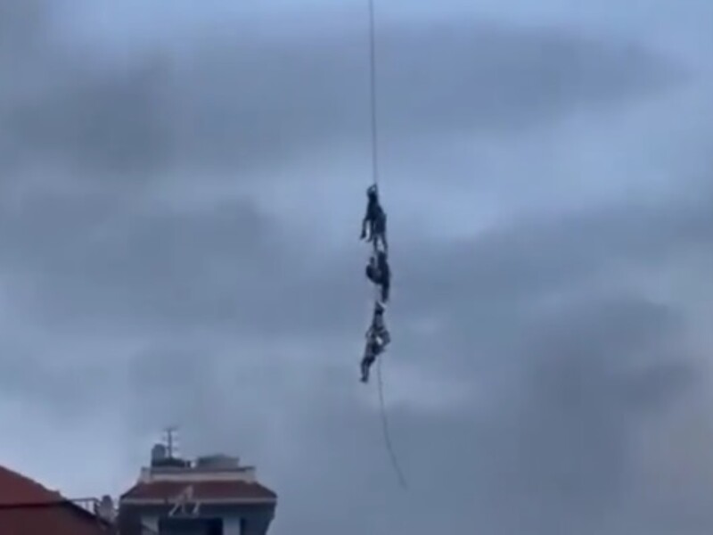 В Непале министров эвакуировали с помощью спущенных с вертолетов канатов. Видео