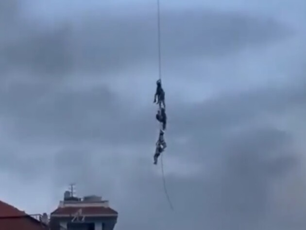 В Непале министров эвакуировали с помощью спущенных с вертолетов канатов. Видео