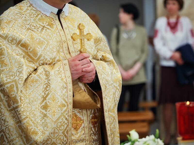 В Черкассах блогер-священник с топором напал на работников ТЦК и одного из них бил по голове – СМИ