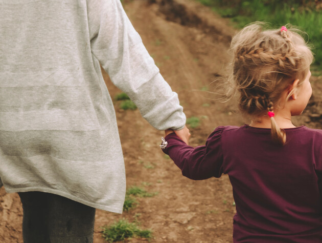 Жене защитника Украины отказали в работе после проверки ее соцсетей. Как на скандал отреагировала компания?