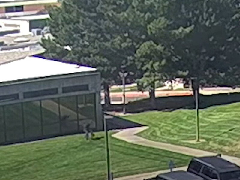 Убийство соратника Трампа. ФБР показало видео бегства подозреваемого с места преступления