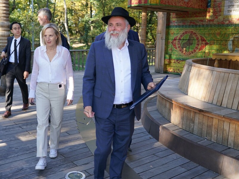 Нова повірена США в Україні вшанувала жертв Бабиного Яру