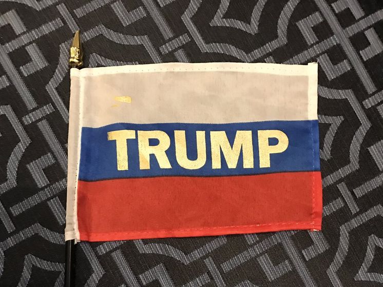 На конференции с участием Трампа активисты раздавали присутствующим флажки с российским триколором