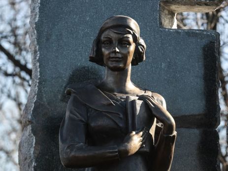 В Киеве в Бабьем Яру открыли памятник украинской поэтессе Елене Телиге. Фоторепортаж