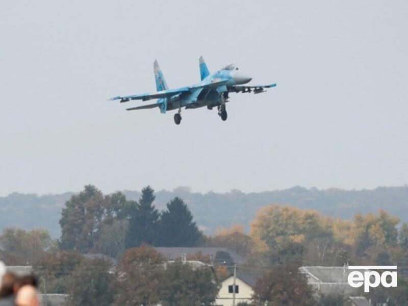 "Після третього кола почула вибух". На Волині на житловий будинок упав боєприпас із винищувача. Відео 