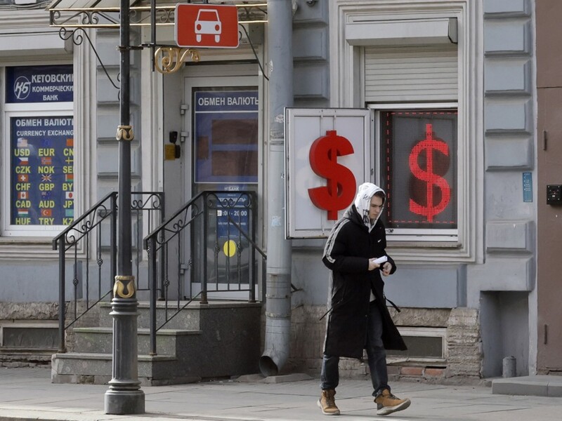 Росія в рецесії, рубль обвалився. У Кремлі заявили, що "ситуація надійна й спокійна"