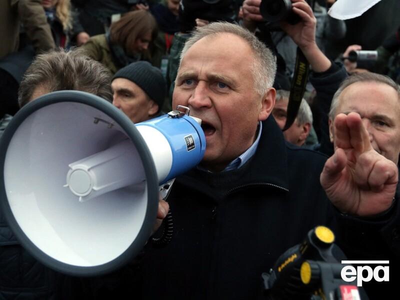 Белорусский политзаключенный выбил ногой дверь автобуса, чтобы не покидать страну после освобождения – СМИ