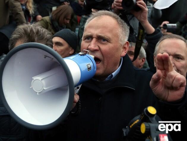 Белорусский политзаключенный выбил ногой дверь автобуса, чтобы не покидать страну после освобождения – СМИ