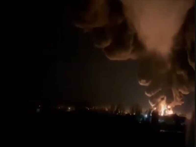 Смоленськ і Москву атакують безпілотники. Місцеві кажуть, що прилетіло по "Лукойлу". Відео