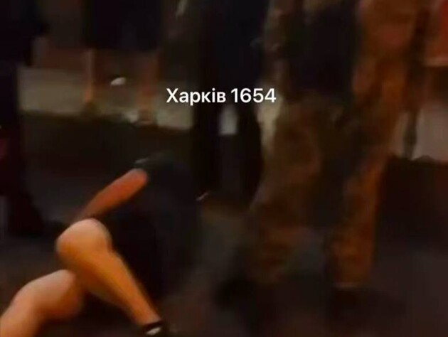 У мережі поширюють відео нібито побиття чоловіка в Харкові особами у формі. У поліції відреагували 