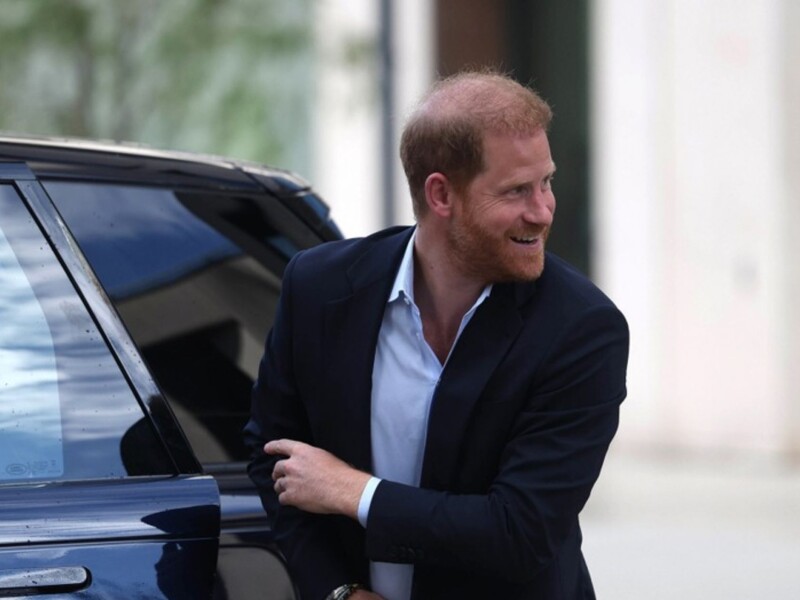 Друг Украины принц Гарри заселфился с поклонницами на вокзале в Киеве. Фото, видео