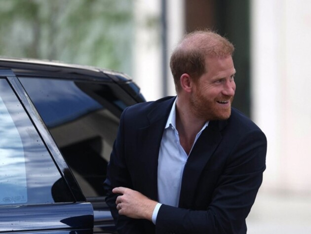 Друг України принц Гаррі заселфився з українцями на вокзалі в Києві. Фото, відео