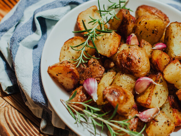 Це поєднання спецій надасть картоплі неймовірного смаку й аромату. Секретний лайфхак досвідчених кухарів