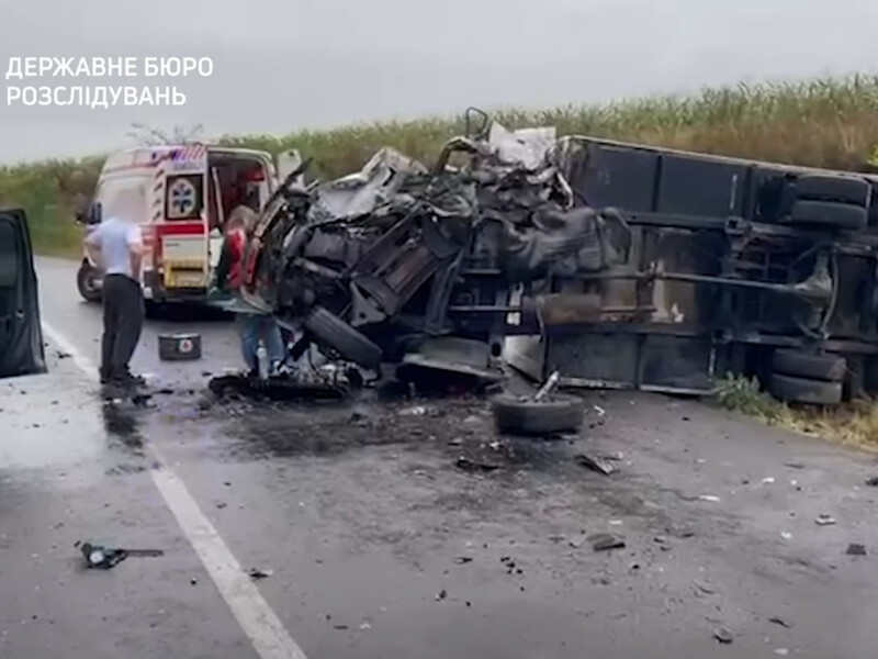 Детектив НАБУ за кермом робочого автомобіля потрапив у ДТП. Водію вантажівки ампутували ногу – ЗМІ