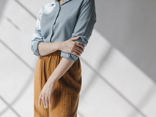 Ці штани – наймодніші в сезоні осінь – зима 2025. Три головні ознаки гарячого тренду