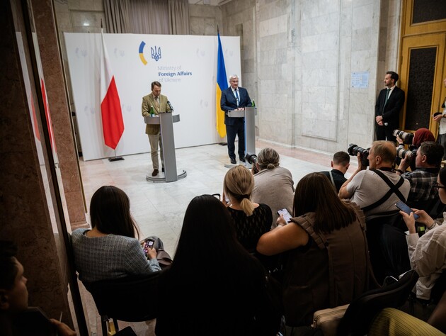 Чи був хаб у Жешуві, через який надходить допомога Україні, ціллю російських дронів? Сікорський відповів