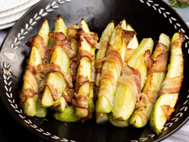 Найпростіша закуска. Рум'яні кабачки в беконі із часником і сиром