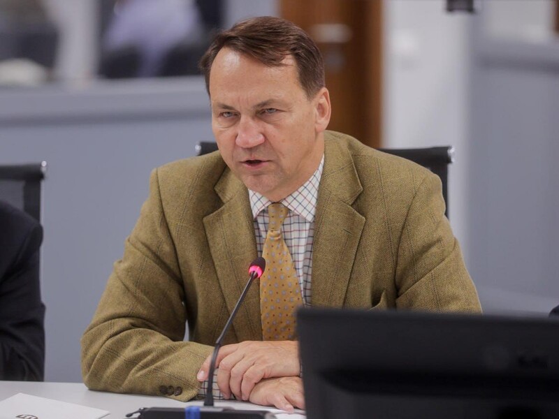 У Польщі після атаки дронів поки не бачать підстав для розриву дипвідносин із РФ. Сікорський пояснив