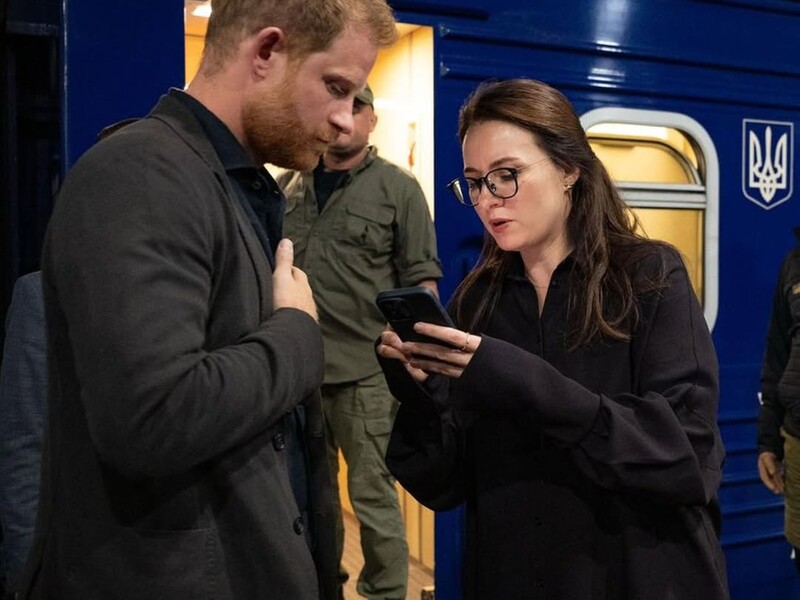 Чому українці цієї ночі спали голими. Найдобріші жарти про приїзд принца Гаррі до Києва