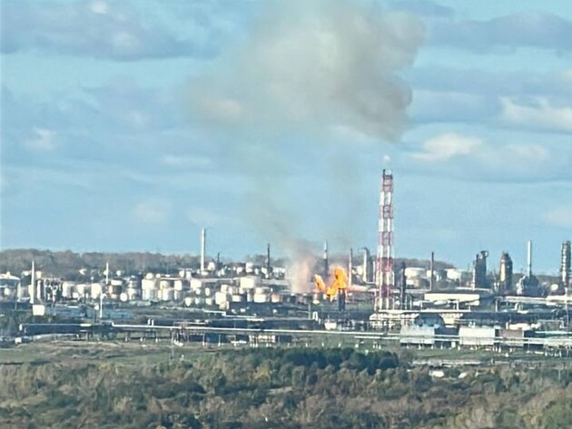 У російській Уфі загорівся Ново-Уфимський НПЗ, у соцмережах публікують відео прильоту