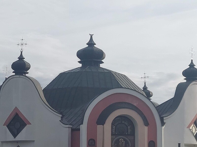 У Польщі невідомі зрізали хрест з української церкви. У посольстві України обурилися